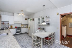 Casa à venda com 400m², 4 dormitórios, 2 suítes, 4 vagas, no bairro Vila Assunção em Porto Alegre