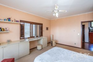 Casa à venda com 400m², 4 dormitórios, 2 suítes, 4 vagas, no bairro Vila Assunção em Porto Alegre