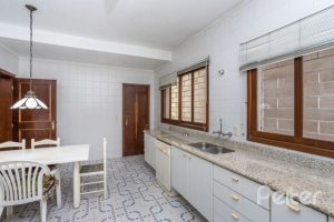 Casa à venda com 400m², 4 dormitórios, 2 suítes, 4 vagas, no bairro Vila Assunção em Porto Alegre