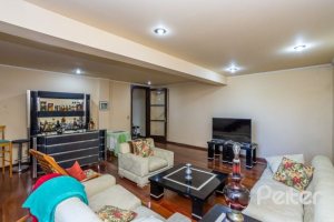 Casa à venda com 400m², 4 dormitórios, 2 suítes, 4 vagas, no bairro Vila Assunção em Porto Alegre