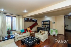 Casa à venda com 400m², 4 dormitórios, 2 suítes, 4 vagas, no bairro Vila Assunção em Porto Alegre