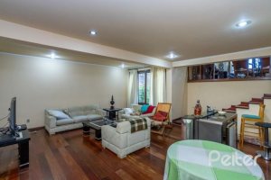 Casa à venda com 400m², 4 dormitórios, 2 suítes, 4 vagas, no bairro Vila Assunção em Porto Alegre