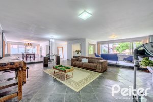 Casa à venda com 350m², 3 dormitórios, 1 suíte, 4 vagas, no bairro Vila Assuncao em Porto Alegre