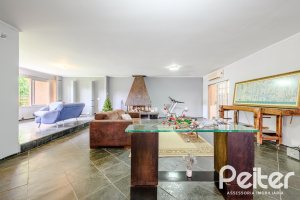 Casa à venda com 350m², 3 dormitórios, 1 suíte, 4 vagas, no bairro Vila Assuncao em Porto Alegre