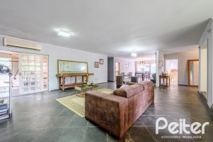 Casa à venda com 350m², 3 dormitórios, 1 suíte, 4 vagas, no bairro Vila Assuncao em Porto Alegre