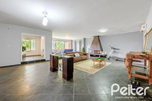 Casa à venda com 350m², 3 dormitórios, 1 suíte, 4 vagas, no bairro Vila Assuncao em Porto Alegre