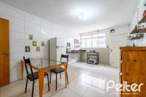 Casa à venda com 350m², 3 dormitórios, 1 suíte, 4 vagas, no bairro Vila Assuncao em Porto Alegre