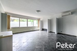 Casa à venda com 350m², 3 dormitórios, 1 suíte, 4 vagas, no bairro Vila Assuncao em Porto Alegre