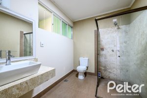 Casa à venda com 350m², 3 dormitórios, 1 suíte, 4 vagas, no bairro Vila Assuncao em Porto Alegre