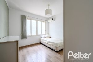 Casa à venda com 350m², 3 dormitórios, 1 suíte, 4 vagas, no bairro Vila Assuncao em Porto Alegre