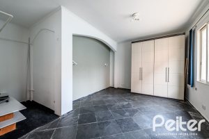 Casa à venda com 350m², 3 dormitórios, 1 suíte, 4 vagas, no bairro Vila Assuncao em Porto Alegre