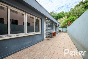 Casa à venda com 350m², 3 dormitórios, 1 suíte, 4 vagas, no bairro Vila Assuncao em Porto Alegre