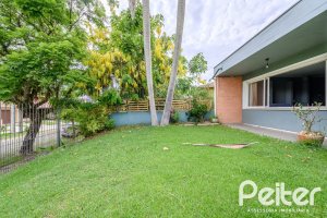 Casa à venda com 350m², 3 dormitórios, 1 suíte, 4 vagas, no bairro Vila Assuncao em Porto Alegre