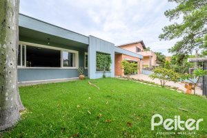 Casa à venda com 350m², 3 dormitórios, 1 suíte, 4 vagas, no bairro Vila Assuncao em Porto Alegre