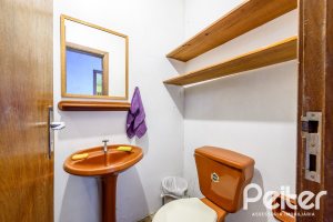 Casa à venda com 350m², 3 dormitórios, 1 suíte, 4 vagas, no bairro Vila Assuncao em Porto Alegre