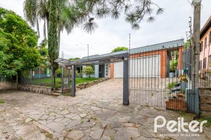 Casa à venda com 350m², 3 dormitórios, 1 suíte, 4 vagas, no bairro Vila Assuncao em Porto Alegre