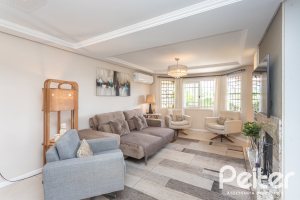 Casa à venda com 272m², 3 dormitórios, 1 suíte, 4 vagas, no bairro Tristeza em Porto Alegre