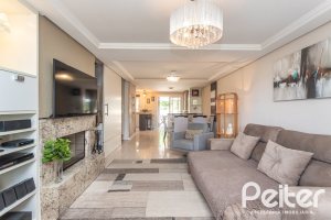 Casa à venda com 272m², 3 dormitórios, 1 suíte, 4 vagas, no bairro Tristeza em Porto Alegre