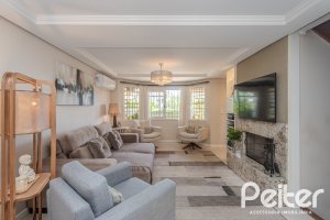 Casa à venda com 272m², 3 dormitórios, 1 suíte, 4 vagas, no bairro Tristeza em Porto Alegre