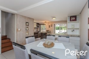 Casa à venda com 272m², 3 dormitórios, 1 suíte, 4 vagas, no bairro Tristeza em Porto Alegre