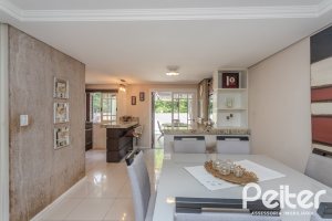 Casa à venda com 272m², 3 dormitórios, 1 suíte, 4 vagas, no bairro Tristeza em Porto Alegre