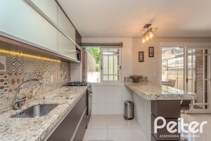 Casa à venda com 272m², 3 dormitórios, 1 suíte, 4 vagas, no bairro Tristeza em Porto Alegre