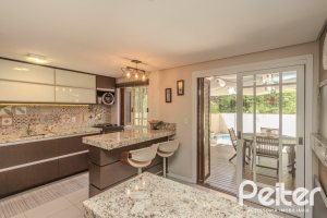 Casa à venda com 272m², 3 dormitórios, 1 suíte, 4 vagas, no bairro Tristeza em Porto Alegre