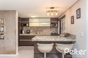 Casa à venda com 272m², 3 dormitórios, 1 suíte, 4 vagas, no bairro Tristeza em Porto Alegre