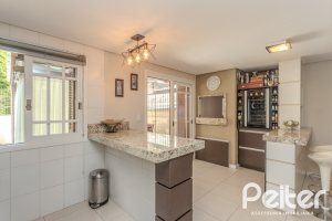 Casa à venda com 272m², 3 dormitórios, 1 suíte, 4 vagas, no bairro Tristeza em Porto Alegre