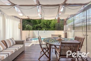 Casa à venda com 272m², 3 dormitórios, 1 suíte, 4 vagas, no bairro Tristeza em Porto Alegre