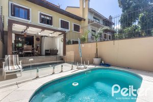 Casa à venda com 272m², 3 dormitórios, 1 suíte, 4 vagas, no bairro Tristeza em Porto Alegre