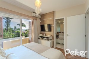 Casa à venda com 272m², 3 dormitórios, 1 suíte, 4 vagas, no bairro Tristeza em Porto Alegre