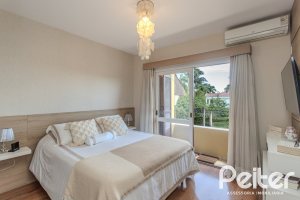 Casa à venda com 272m², 3 dormitórios, 1 suíte, 4 vagas, no bairro Tristeza em Porto Alegre