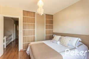 Casa à venda com 272m², 3 dormitórios, 1 suíte, 4 vagas, no bairro Tristeza em Porto Alegre