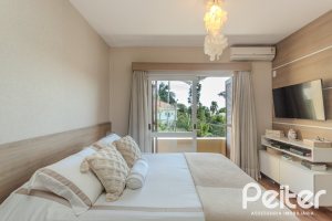 Casa à venda com 272m², 3 dormitórios, 1 suíte, 4 vagas, no bairro Tristeza em Porto Alegre