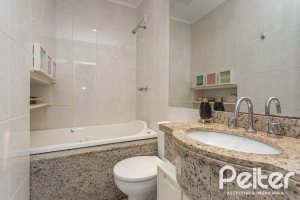 Casa à venda com 272m², 3 dormitórios, 1 suíte, 4 vagas, no bairro Tristeza em Porto Alegre