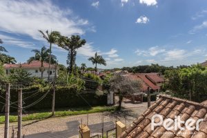 Casa à venda com 272m², 3 dormitórios, 1 suíte, 4 vagas, no bairro Tristeza em Porto Alegre