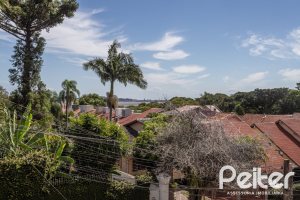 Casa à venda com 272m², 3 dormitórios, 1 suíte, 4 vagas, no bairro Tristeza em Porto Alegre