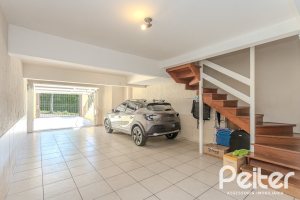 Casa à venda com 272m², 3 dormitórios, 1 suíte, 4 vagas, no bairro Tristeza em Porto Alegre