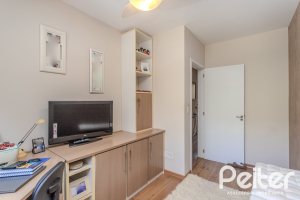 Casa à venda com 272m², 3 dormitórios, 1 suíte, 4 vagas, no bairro Tristeza em Porto Alegre