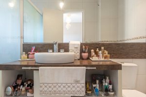 Casa à venda com 272m², 3 dormitórios, 1 suíte, 4 vagas, no bairro Tristeza em Porto Alegre