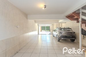 Casa à venda com 272m², 3 dormitórios, 1 suíte, 4 vagas, no bairro Tristeza em Porto Alegre