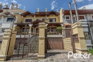 Casa à venda com 272m², 3 dormitórios, 1 suíte, 4 vagas, no bairro Tristeza em Porto Alegre