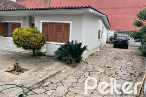 Casa à venda com 159m², 3 dormitórios, 1 suíte, 4 vagas, no bairro Tristeza em Porto Alegre