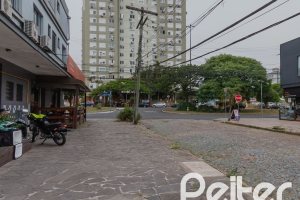 Casa à venda com 159m², 3 dormitórios, 1 suíte, 4 vagas, no bairro Tristeza em Porto Alegre