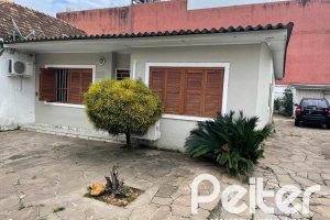 Casa à venda com 159m², 3 dormitórios, 1 suíte, 4 vagas, no bairro Tristeza em Porto Alegre