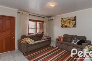 Casa à venda com 159m², 3 dormitórios, 1 suíte, 4 vagas, no bairro Tristeza em Porto Alegre