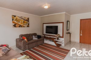 Casa à venda com 159m², 3 dormitórios, 1 suíte, 4 vagas, no bairro Tristeza em Porto Alegre