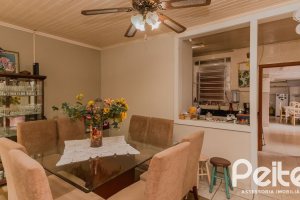 Casa à venda com 159m², 3 dormitórios, 1 suíte, 4 vagas, no bairro Tristeza em Porto Alegre