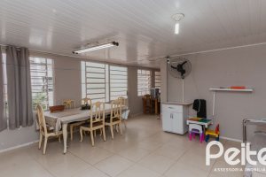 Casa à venda com 159m², 3 dormitórios, 1 suíte, 4 vagas, no bairro Tristeza em Porto Alegre